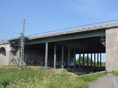 Autobahnbrücke überträgt Brummton